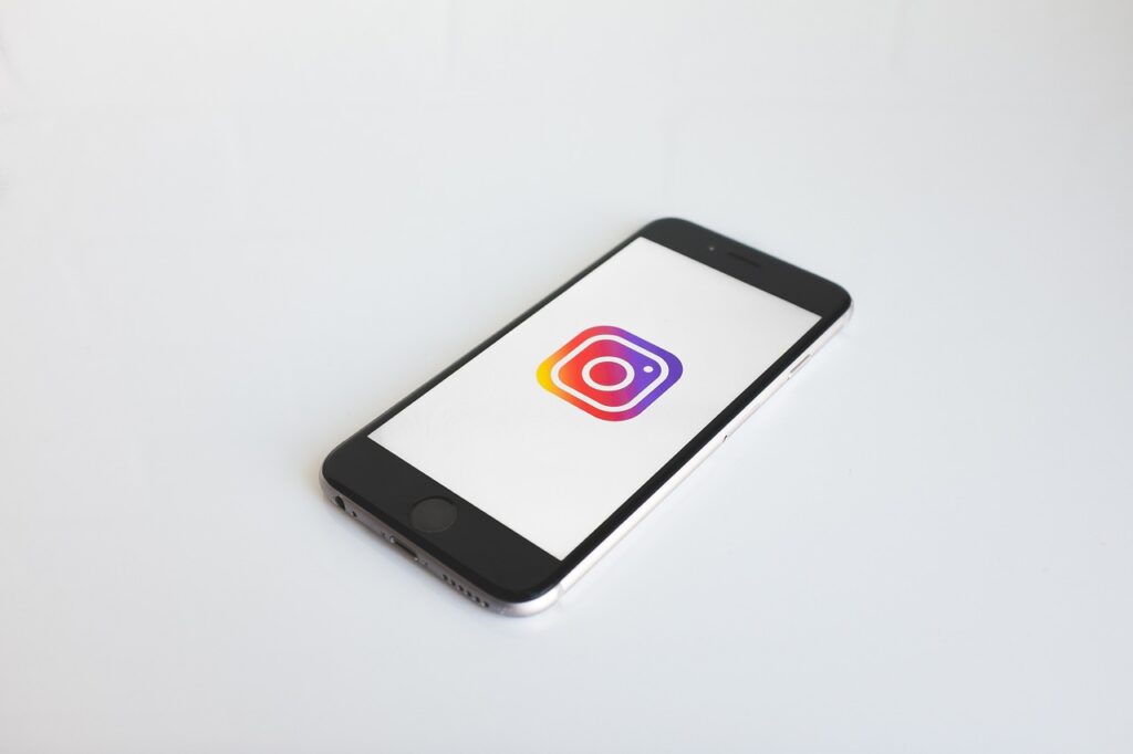 Pantalla móvil con icono Instagram